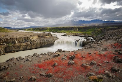 Vista de las cascadas Thjofafoss con el volcán Hekla.