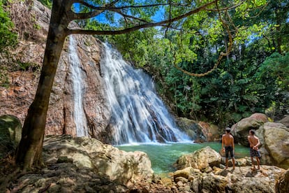 La cascada de Na Muang en la isla tailandesa.