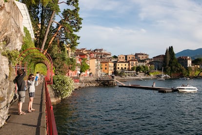 Un sendero en Varenna para recorrer a pie el lago de Como.