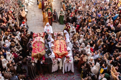 Isabel y Diego son transportados a Teruel en un desfile fúnebre mantenido por los templarios.