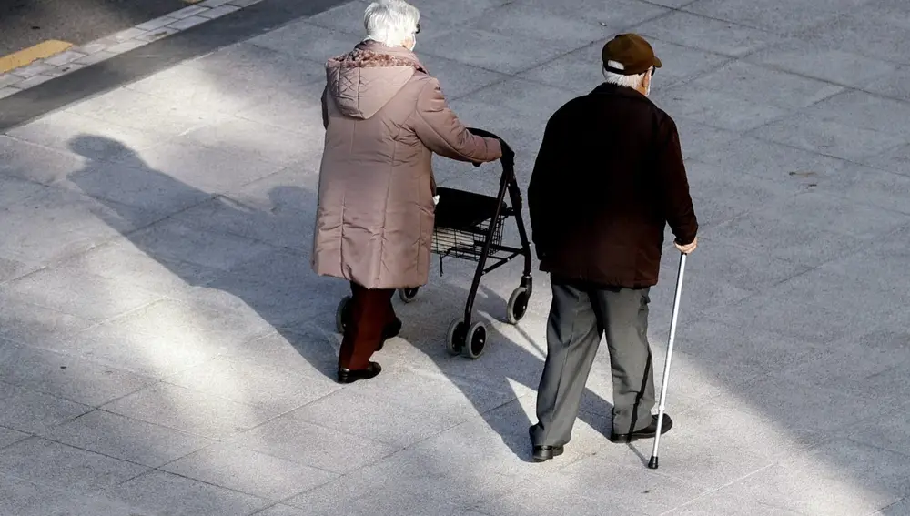 Dos jubilados caminando