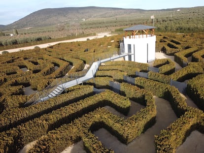 Encuentre la salida a un precio: permite el acceso a un pequeño edificio hexagonal con un punto de vista para el entorno natural.