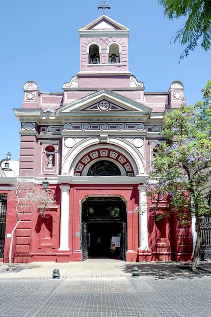 La capilla de Nuestra Señora de Veracruz, en la misma calle Lastarria, es uno de los emblemas de Santiago de Chile.