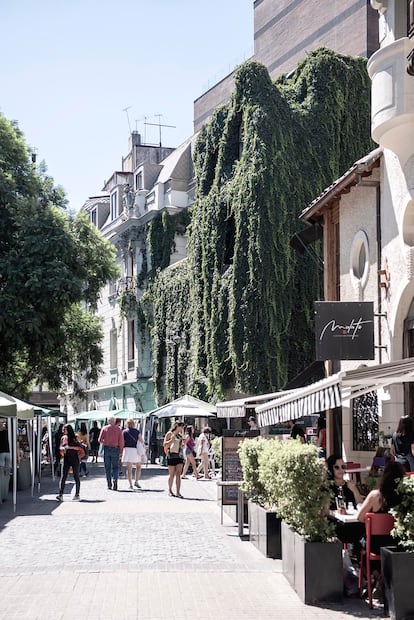 Panorámica de la calle Lastarria que da nombre a todo el barrio.