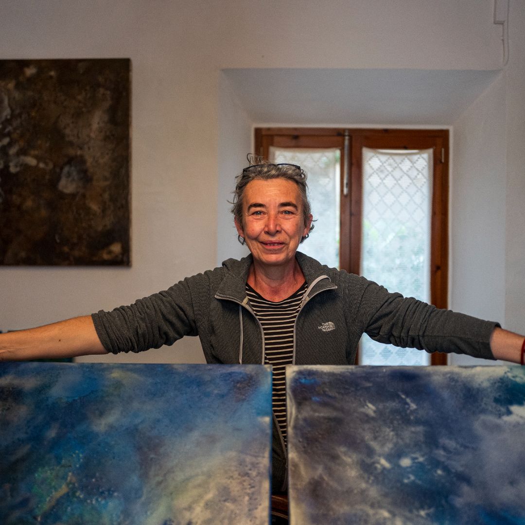 El artista de Barcelona Gina Cubeles en Deià, Mallorca de Mallorca