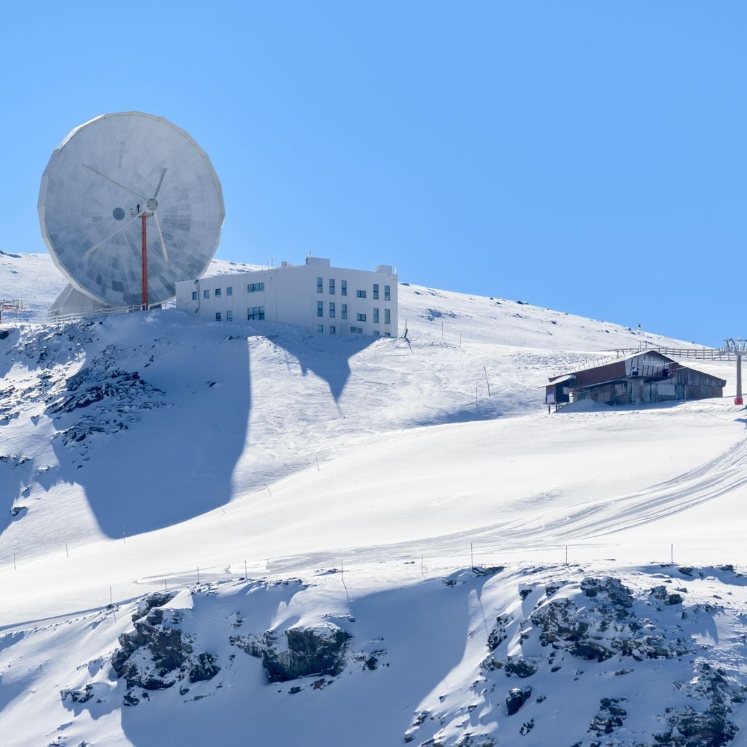 En la parte superior de la paleta meteorológica, a unos 2.850 metros sobre el nivel del mar, se encuentra el Observatorio Sierra Nevada.