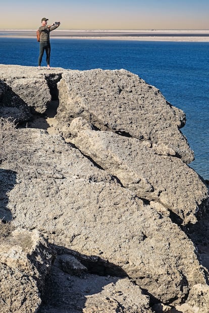 Un turista en la cima de Dragon Island. 