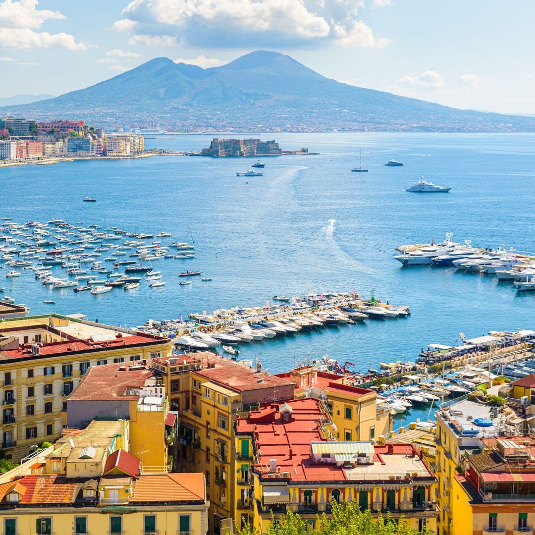 Vista del Golfo de Nápoles desde la colina de Postiillipo con Vesuvio en el fondo, Italia