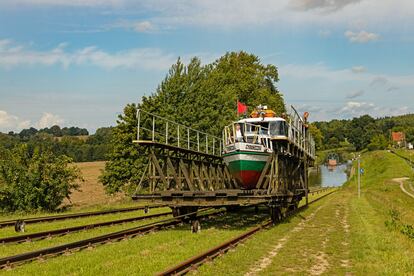 Un barco a su paso por el canal Elblag-Ostróda.