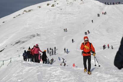 Varios excursionistas en el cerro Kasprowy, en el parque nacional Tatra, en Zakopane (Polonia).