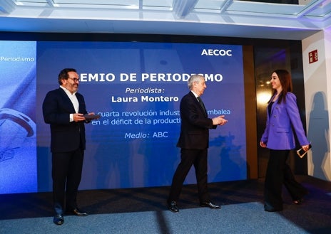 Imagen secundaria 1 - Laura Montero Carretero, de ABC, recibe el premio de periodismo AECOC por competitividad empresarial