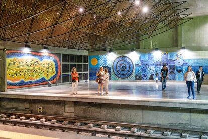 Pinturas murales hechas con azulejos en la estación de metro oriental de la capital portuguesa.