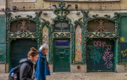 El animatógrafo convierte a Rossio en sus alivios de la fachada modernista tallada en madera y azulejos.