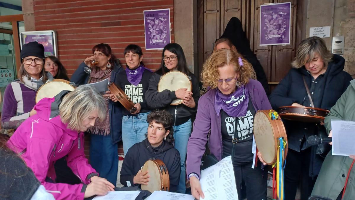 Rumbo al 8M, la cita de Grado con el «Mercáu feminista» y el bus a la manifestación de Gijón