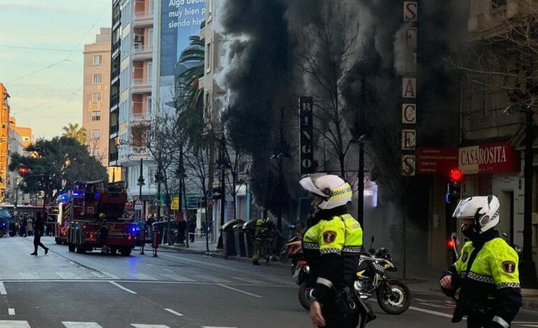 Un incendio calcina un bingo en el centro de Valencia