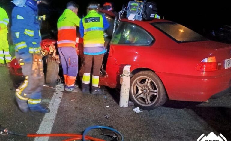 Dos heridos de consideración en un accidente de tráfico entre dos turismos en Mieres