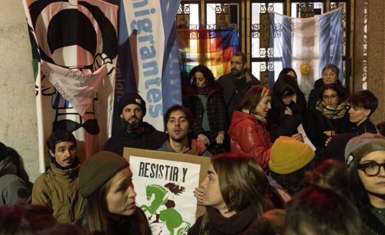 Centenares de personas protestan en Barcelona a favor de los derechos en Argentina y contra Milei