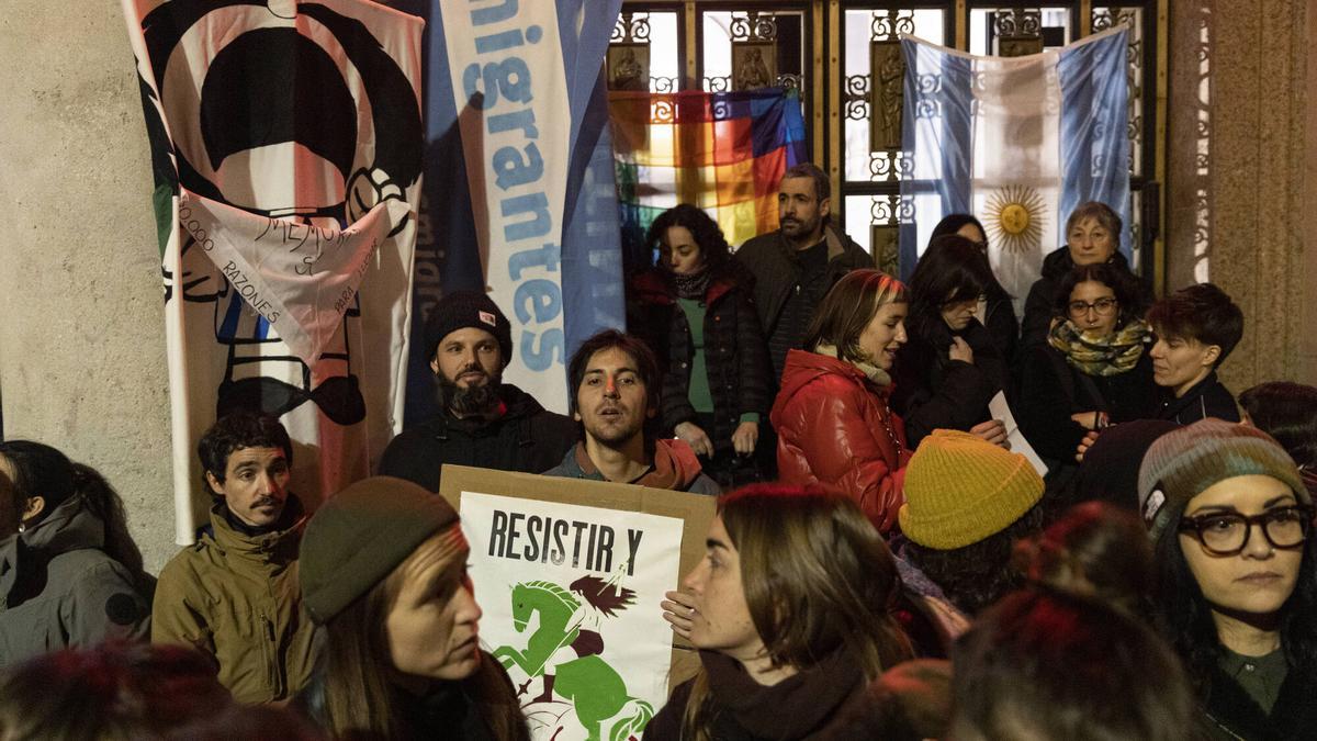 Centenares de personas protestan en Barcelona a favor de los derechos en Argentina y contra Milei