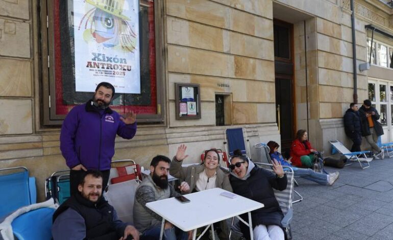 VÍDEO: Hasta 36 horas de cola para poder disfrutar del Concurso de Charangas del Antroxu de Gijón