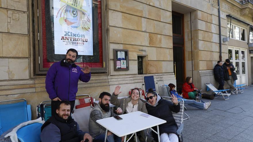 VÍDEO: Hasta 36 horas de cola para poder disfrutar del Concurso de Charangas del Antroxu de Gijón