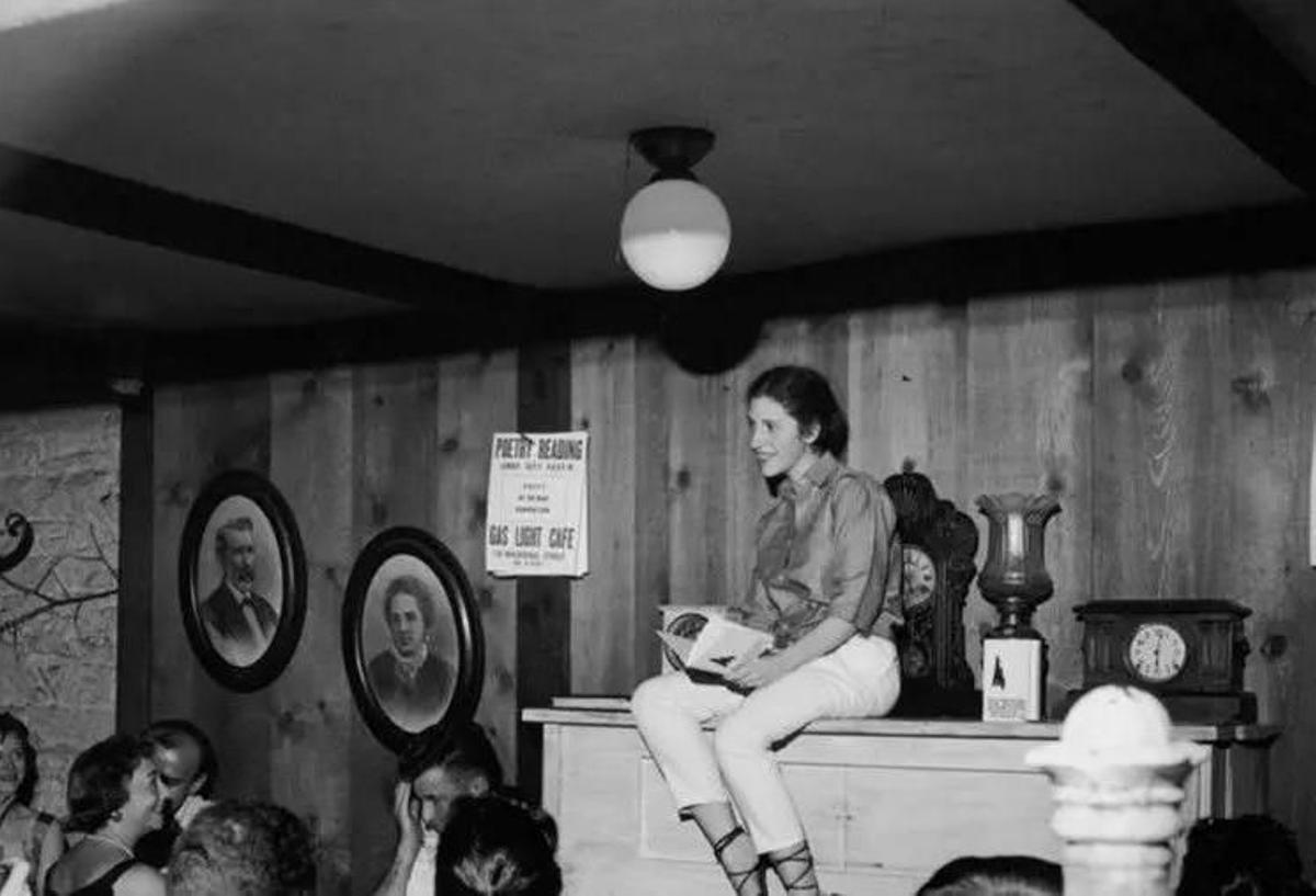 Diane di Prima durante un recital en Nueva York en 1959.