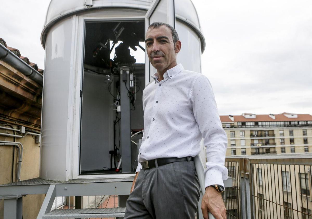 Javier de Cos, en el observatorio del ICTEA, en Oviedo | IRMA COLLÍN