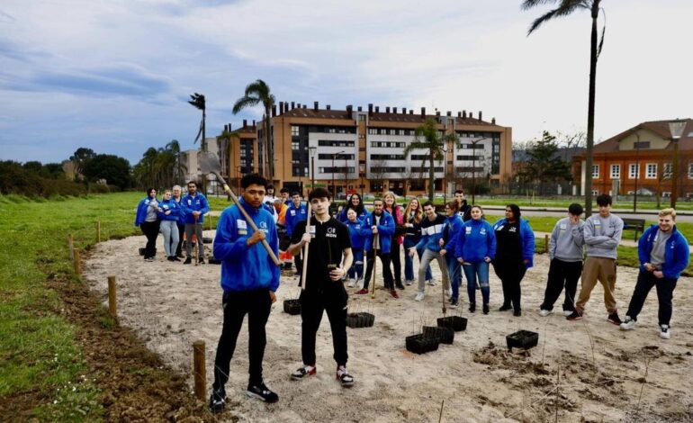 PLANTACIÓN MINIBOSQUE GIJÓN | Un minibosque en El Lauredal levantado con la ayuda de los vecinos: «Trabajo en equipo y aprender cosas nuevas»