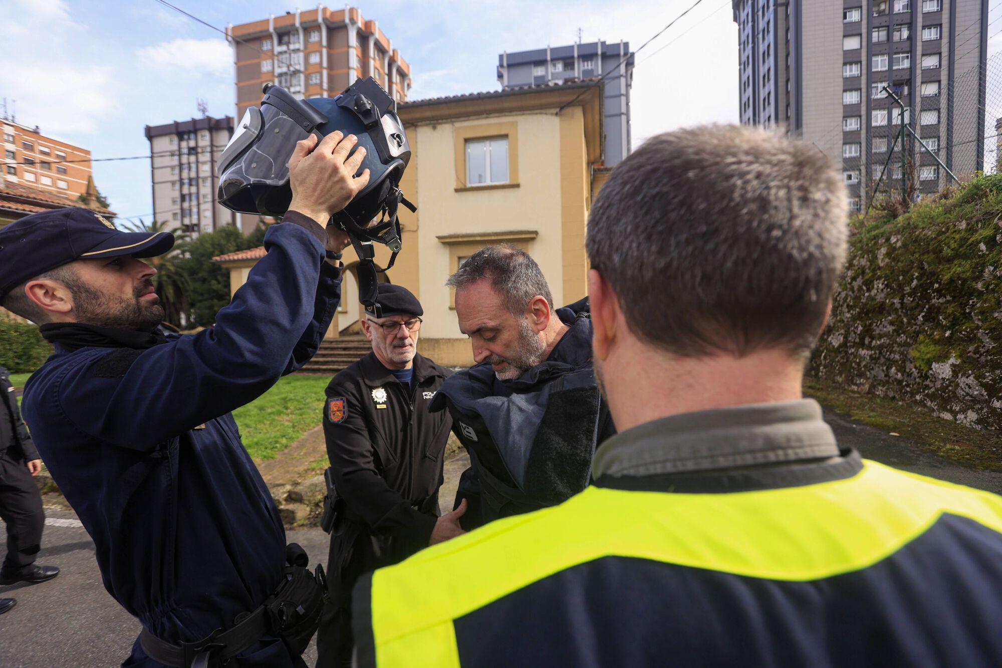 En imágenes: así opera el Tedax de la Policía Nacional en Oviedo