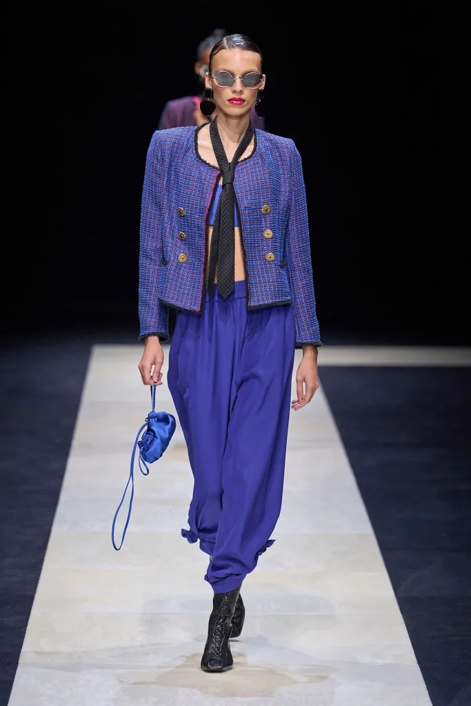 Giorgio Armani Pilary con un aspecto azul cobalto - Spotlight de lanzamiento