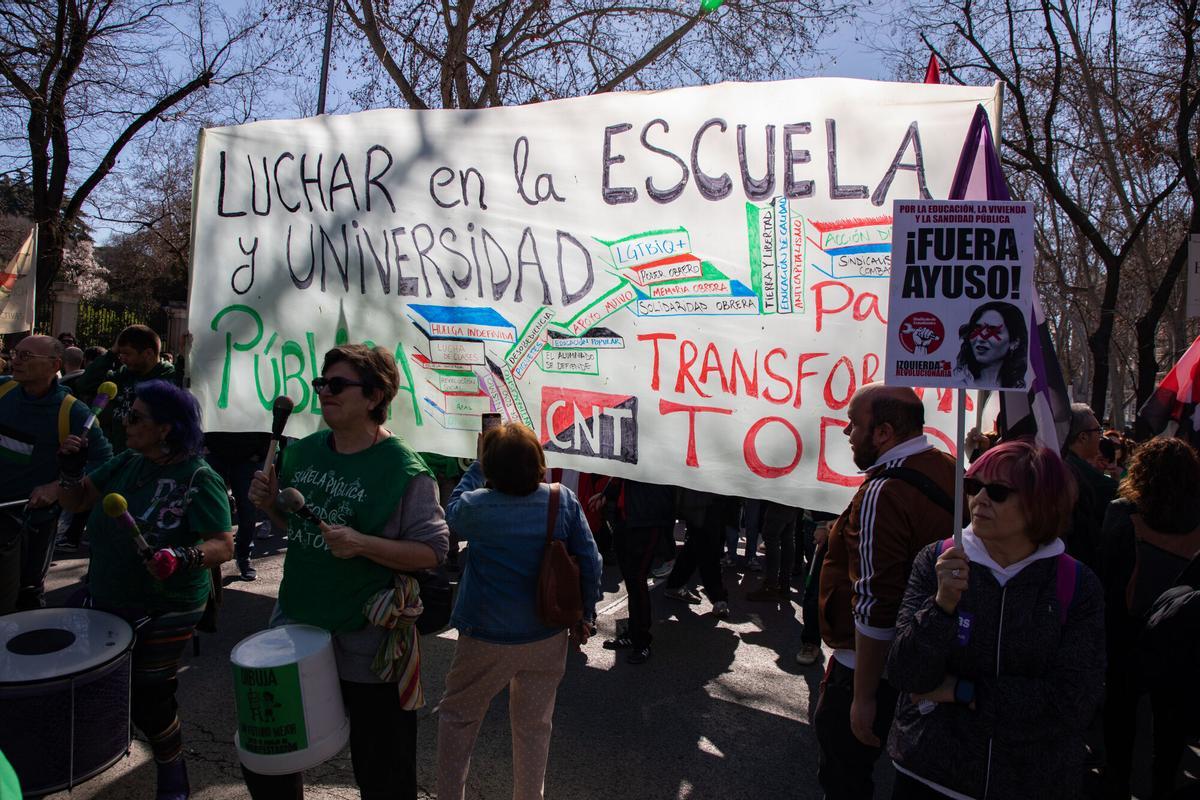 Varias personas durante una manifestación por la educación pública, a 23 de febrero de 2025, en Madrid (España). Una veintena de entidades y asociaciones que abarcan las distintas etapas educativas, desde la enseñanza obligatoria a la FP y la Universidad, marchan bajo el lema ‘Salvemos la educación pública‘ para exigir al Gobierno regional una “educación pública de calidad” y protestar “contra los recortes y la privatización”. 23 FEBRERO 2025;MANIFESTACIÓN;EDUCACIÓN;ENSEÑANZA;PÚBLICA Rafael Bastante / Europa Press 23/02/2025. Rafael Bastante;category_code_new;