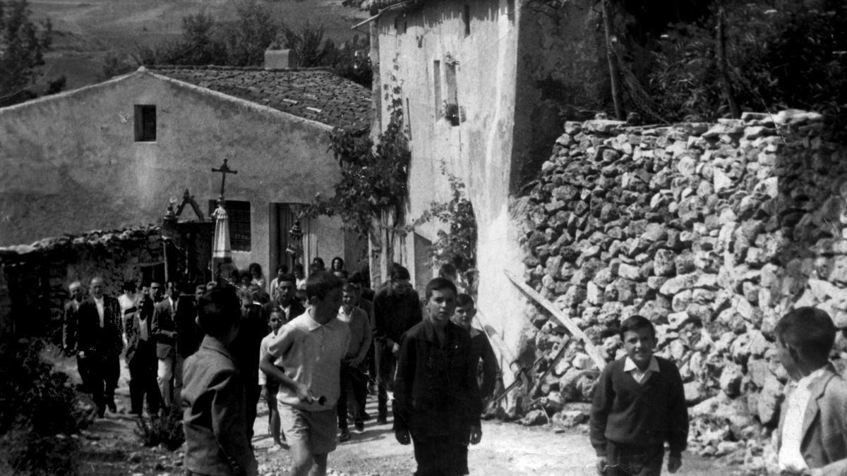 Miguel Benito, en el centro de la imagen, en una imagen de la época en Arbujuelo