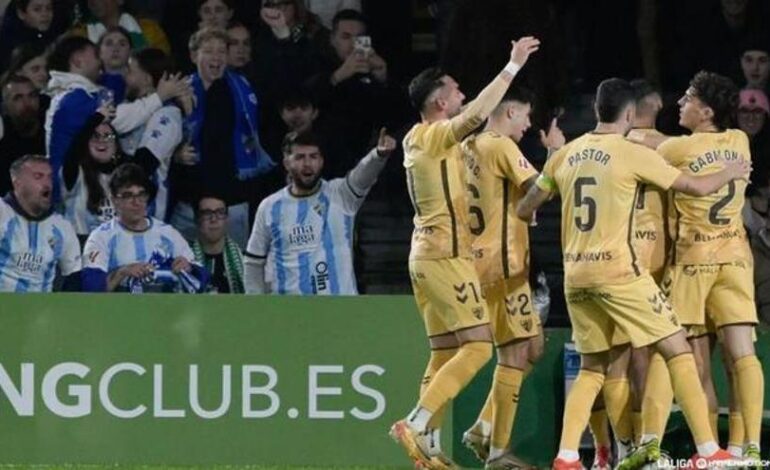 Resumen, goles y highlights del Racing de Santander 2-1 Málaga de la jornada 25 de LaLiga Hypermotion