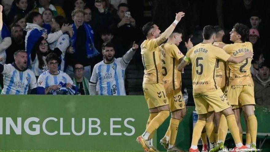 Resumen, goles y highlights del Racing de Santander 2-1 Málaga de la jornada 25 de LaLiga Hypermotion