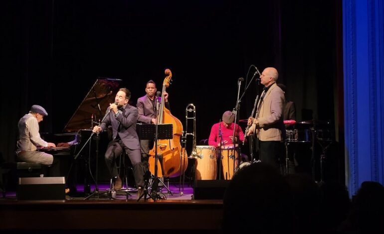 El teatro Toreno se pone en pie ante al actuación del pianista Joshua Edelman y su grupo