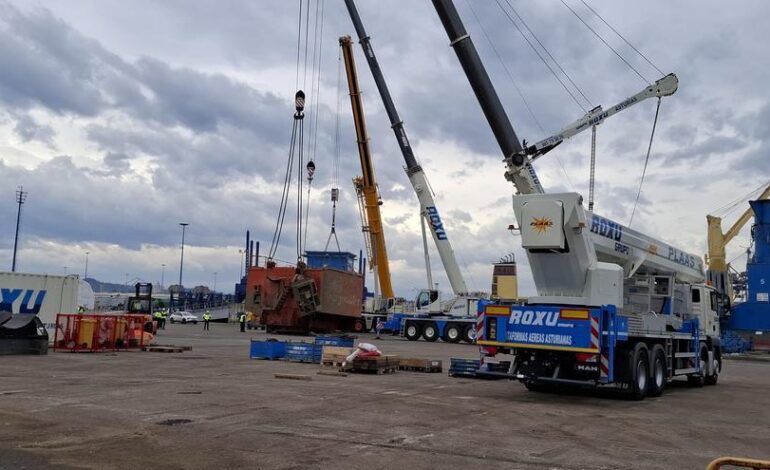 Así ha sido la impresionante operación con la que sacaron del mar el gran casetón del fatídico accidente de El Musel (en imágenes)