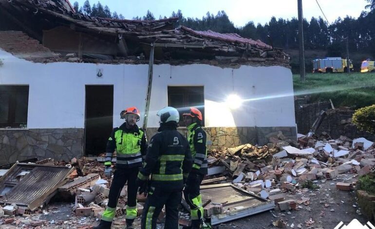 La familia de Gozón herida por el derrumbe del tejado apenas llevaba unas semanas en la casa: "Pudo haber ocurrido una desgracia"