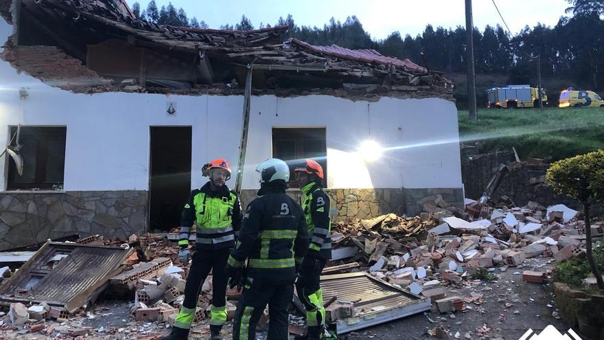 La familia de Gozón herida por el derrumbe del tejado apenas llevaba unas semanas en la casa: "Pudo haber ocurrido una desgracia"