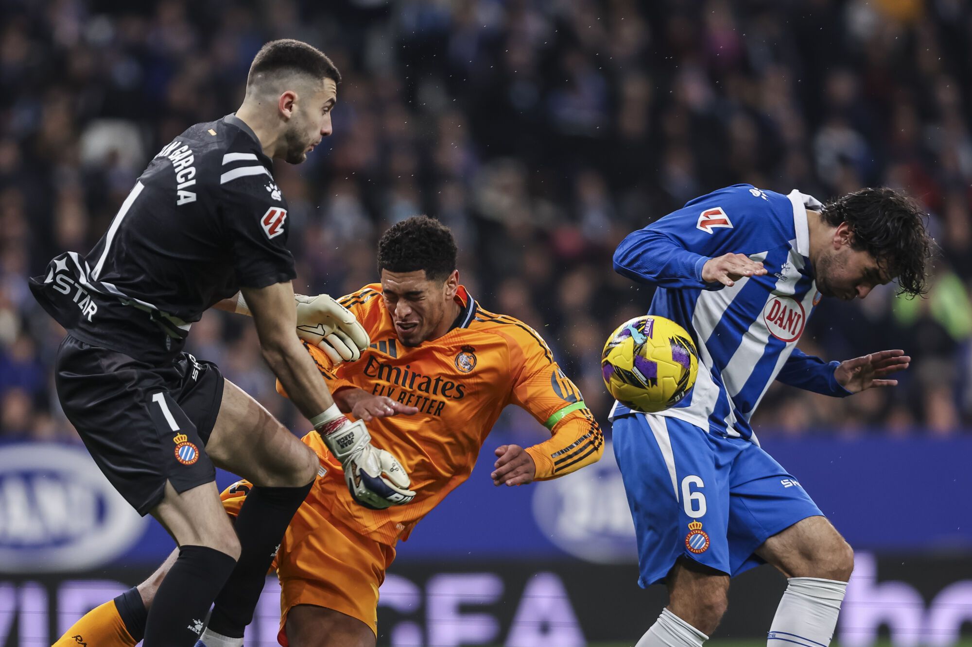 Jude Bellingham del Real Madrid, Joan García y Leandro Cabrera de la competencia RCD Espanyol por el balón durante la liga española, la Liga Sports EA, el partido de fútbol jugó entre RCD Espanyol y el Real Madrid en el estadio RCDE el 01 de febrero, 2025 en Cornella, Barcelona. España. AFP7 02/2025 solo para su uso en España. Javier Borrego / AFP7 / Europa Press; 2025; Fútbol; Deporte; Zsoccer; Zsport; RCD Espanyol V Real Madrid - La EA Sports League;