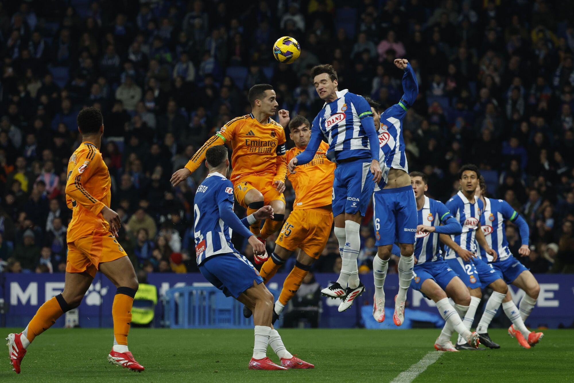 Lucas Vázquez del Real Madrid, Center Left Left salta para el balón con Urko González de Espanyol, centro a la derecha, durante el español el partido de fútbol entre Espanyol y el Real Madrid en el estadio olímpico de Lluis Company en Barcelona, ​​España, el sábado 1 de febrero, 2025. AP. Foto/Joan Monfort) Associated Press/Lapresse. Uso editorial solamente/solo Italia y España