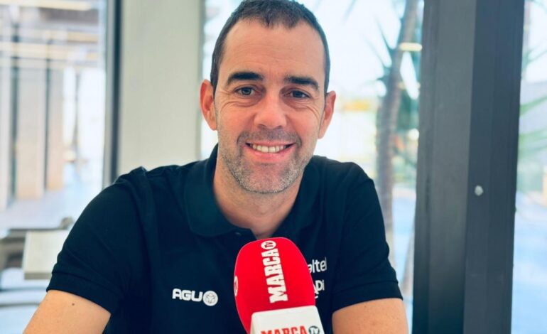 Jorge Azanza, patrón del Euskaltel Euskadi: «Mirar atrás es un espejismo equívoco, ahora hemos fichado extranjeros para mejorar»