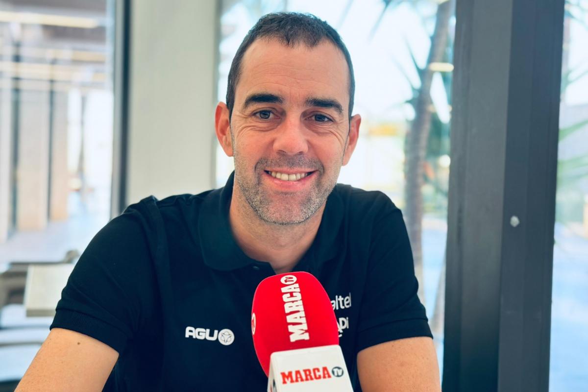 Jorge Azanza, patrón del Euskaltel Euskadi: «Mirar atrás es un espejismo equívoco, ahora hemos fichado extranjeros para mejorar»