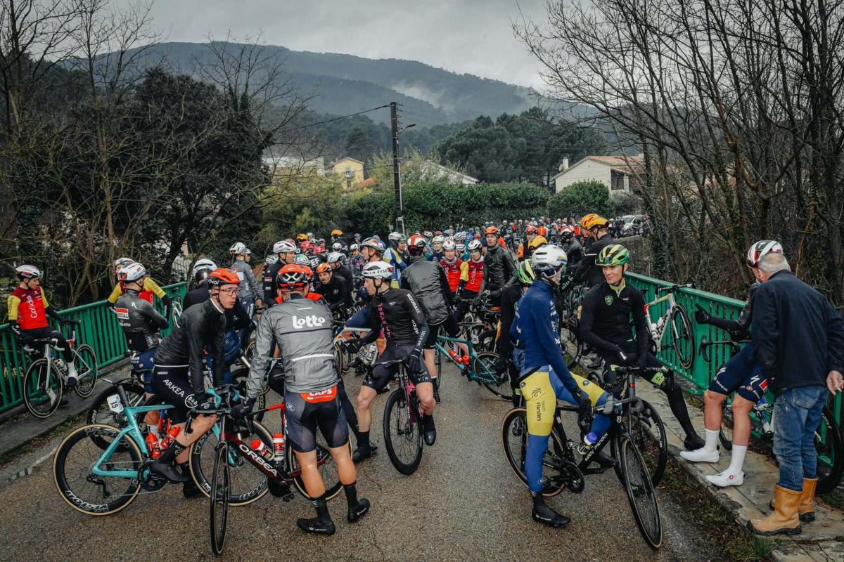 El pelotón se planta y no corre la Estrella de Besseges: «La seguridad es lo primero»