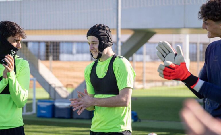 Félix Garreta, el canterano bético que estuvo en coma inducido, vuelve a los entrenamientos