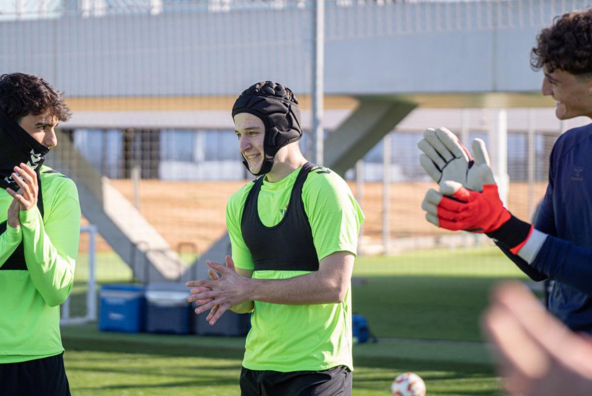 Félix Garreta, el canterano bético que estuvo en coma inducido, vuelve a los entrenamientos