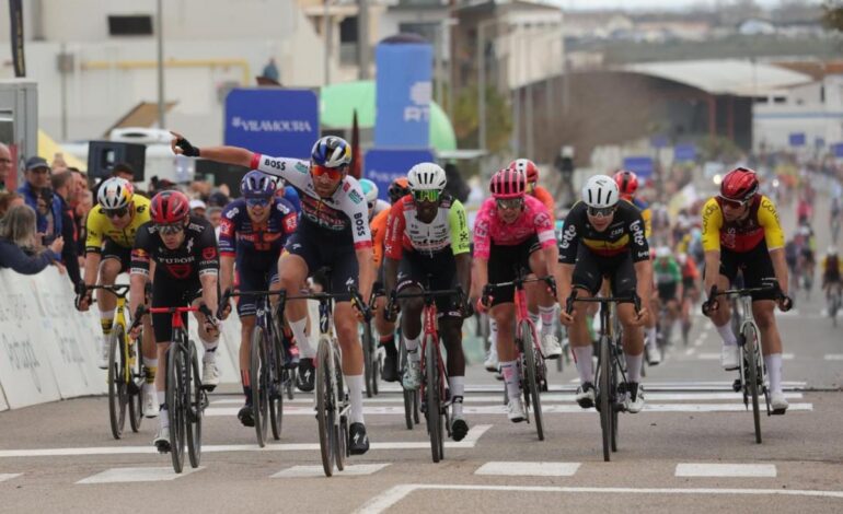 Jordi Meeus se lleva un sprint masivo en Tavira