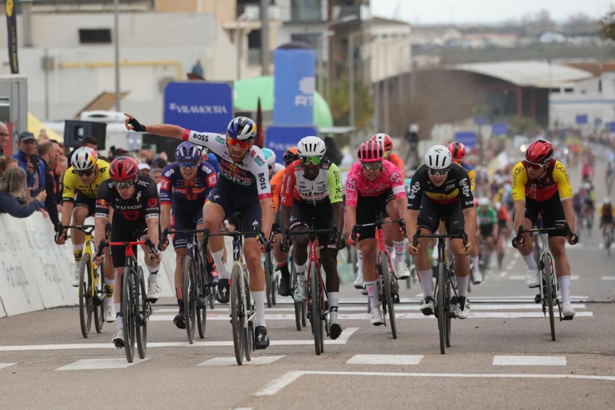 Jordi Meeus se lleva un sprint masivo en Tavira