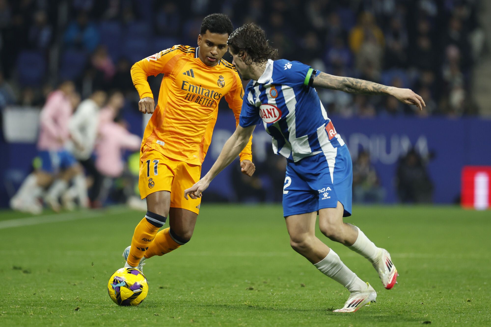 El delantero brasileño del Real Madrid, Rodrygo Goes (L), lucha por el balón con el defensor de Espanyol Carlos Romero durante Lalig