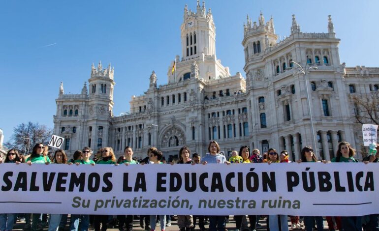 Madrid se tiñe de verde en defensa de la educación pública y contra las políticas de Ayuso