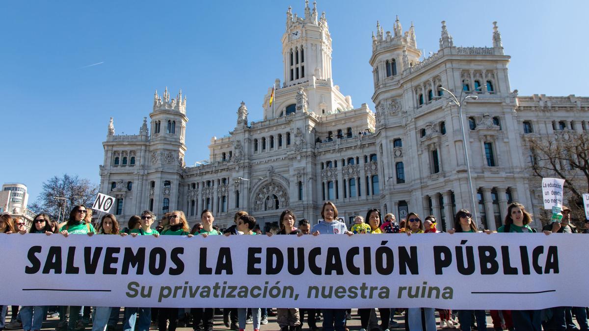 Madrid se tiñe de verde en defensa de la educación pública y contra las políticas de Ayuso