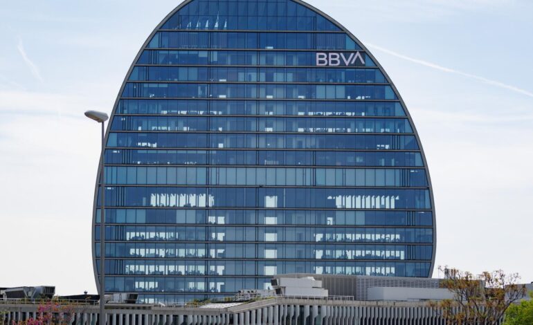 BBVA eleva a 0,70 euros el pago en efectivo en la opa por Banco Sabadell